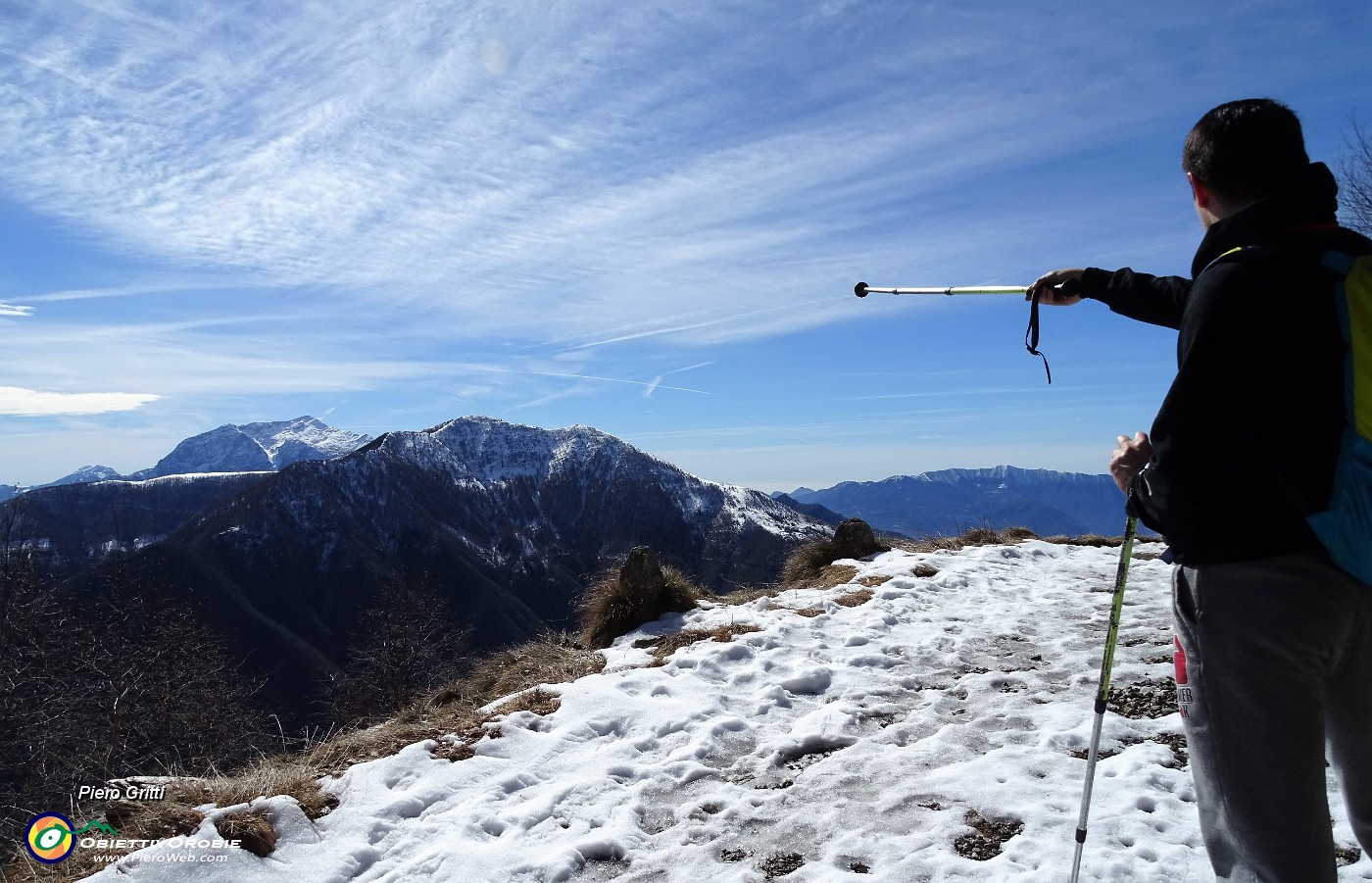 14 Davanti a noi Alpe Giumello, Monte Muggio e, oltre, Grignone e .JPG